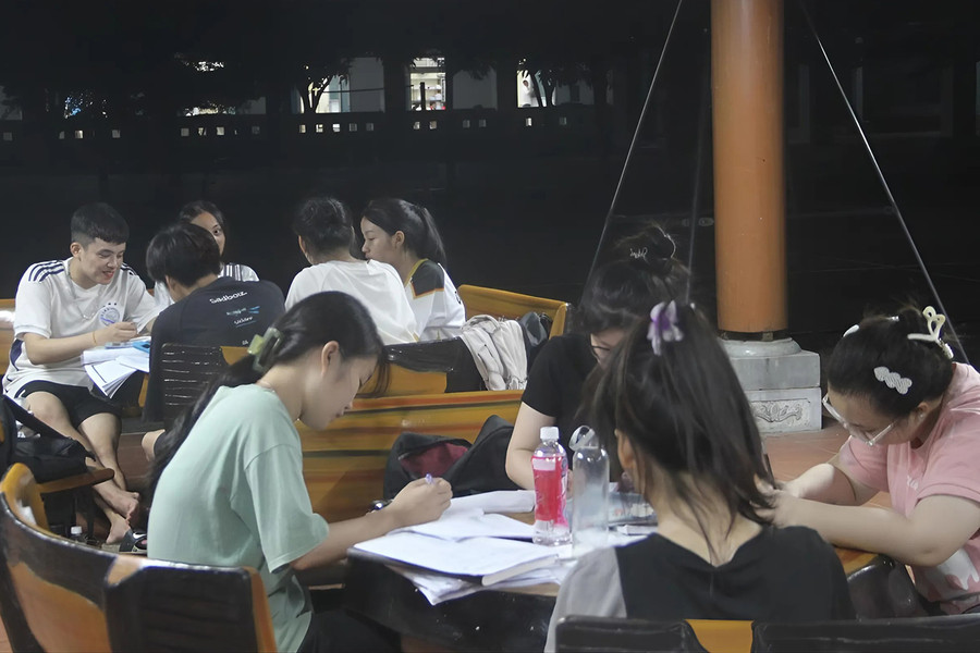 Các em học sinh chia thành nhóm nhỏ để ôn thi. Ảnh: Phạm Tâm Các em học sinh chia thành nhóm nhỏ để ôn thi. Ảnh: Phạm Tâm