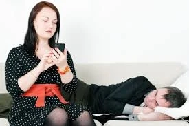Khi vợ thành "bom xịt", "loa phường" trong danh bạ của chồng