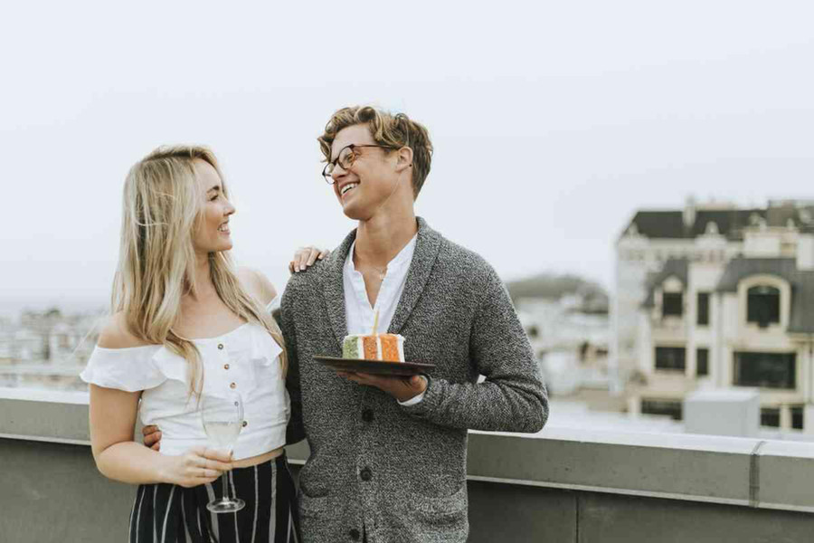 Việc thiếu tiếng cười có thể khiến đàn ông cảm thấy bối rối về tình cảm mà người khác dành cho mình và sau đó anh ta cảm thấy mất hứng thú. (Ảnh: ITN). Việc thiếu tiếng cười có thể khiến đàn ông cảm thấy bối rối về tình cảm mà người khác dành cho mình và sau đó anh ta cảm thấy mất hứng thú. (Ảnh: ITN).