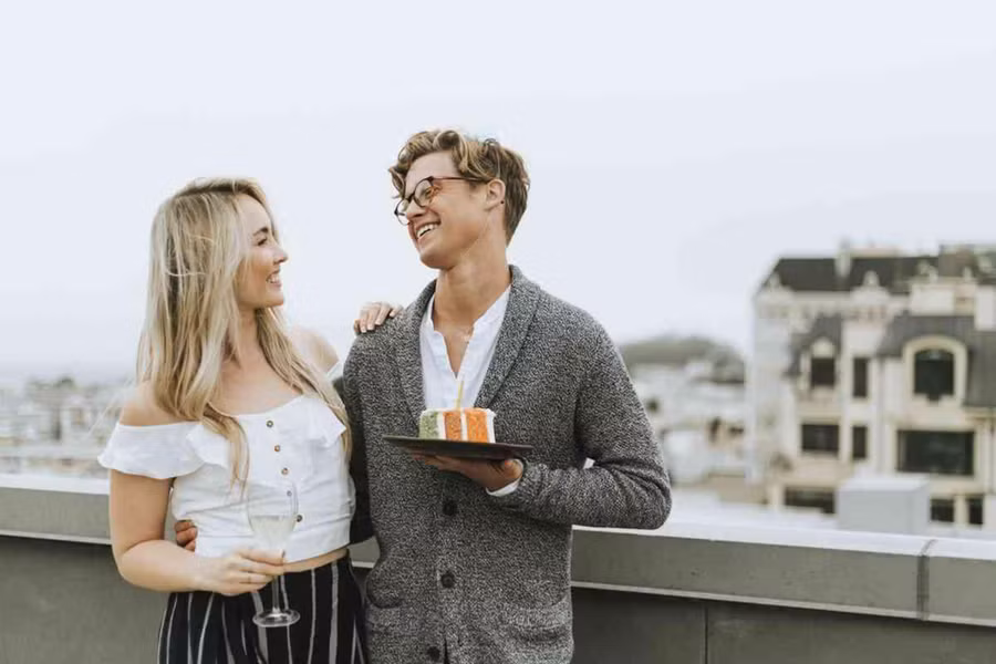 Việc thiếu tiếng cười có thể khiến đàn ông cảm thấy bối rối về tình cảm mà người khác dành cho mình và sau đó anh ta cảm thấy mất hứng thú. (Ảnh: ITN). Việc thiếu tiếng cười có thể khiến đàn ông cảm thấy bối rối về tình cảm mà người khác dành cho mình và sau đó anh ta cảm thấy mất hứng thú. (Ảnh: ITN).