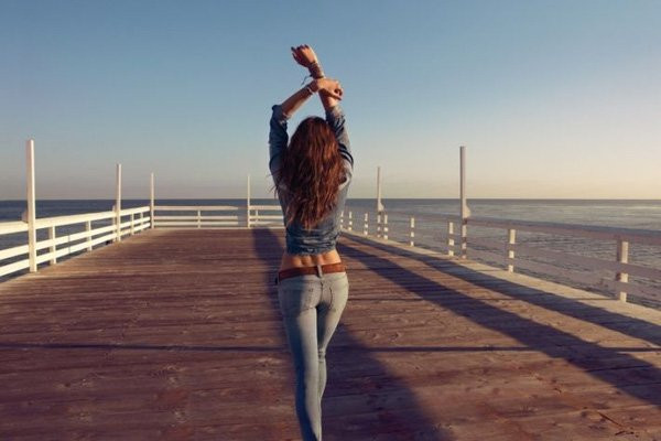 Chi hàng trăm triệu phẫu thuật tạo “lúm đồng tiền” sau lưng ảnh 1 Lúm đồng tiền sau lưng khiến nhiều phụ nữ mê mẩn.