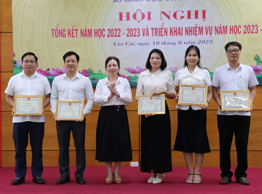 Sở GD&amp;ĐT tặng giấy khen cho 5 Phòng GD&amp;ĐT có thành tích tiêu biểu trong công tác giáo dục năm học 2022 – 2023.