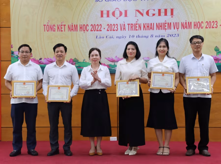 Sở GD&amp;ĐT tặng giấy khen cho 5 Phòng GD&amp;ĐT có thành tích tiêu biểu trong công tác giáo dục năm học 2022 – 2023.