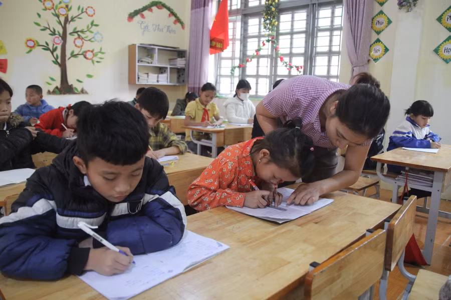 Cô trò trường PTDTBT Tiểu học Đoàn Kết, xã Ma Ly Pho, huyện Phong Thổ.