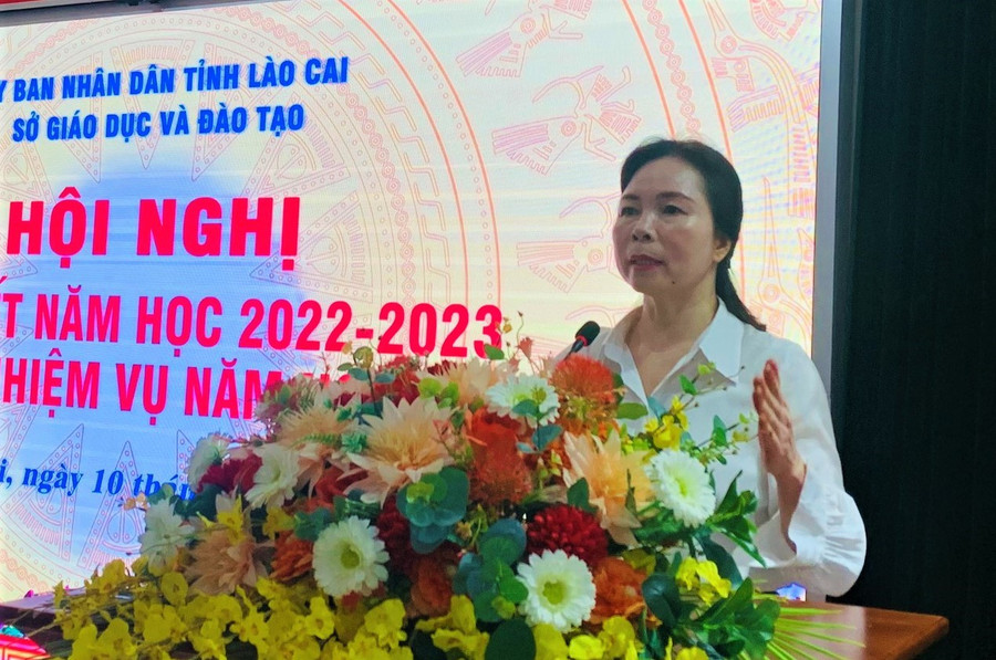 Bà Dương Bích Nguyệt, Giám đốc Sở GD&amp;ĐT Lào Cai phát biểu tại Hội nghị.