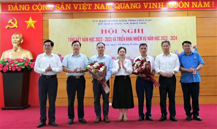 Sở GD&ĐT Lào Cai trao thưởng cho các tập thể có thành tích xuất sắc trong phong trào thi đua.