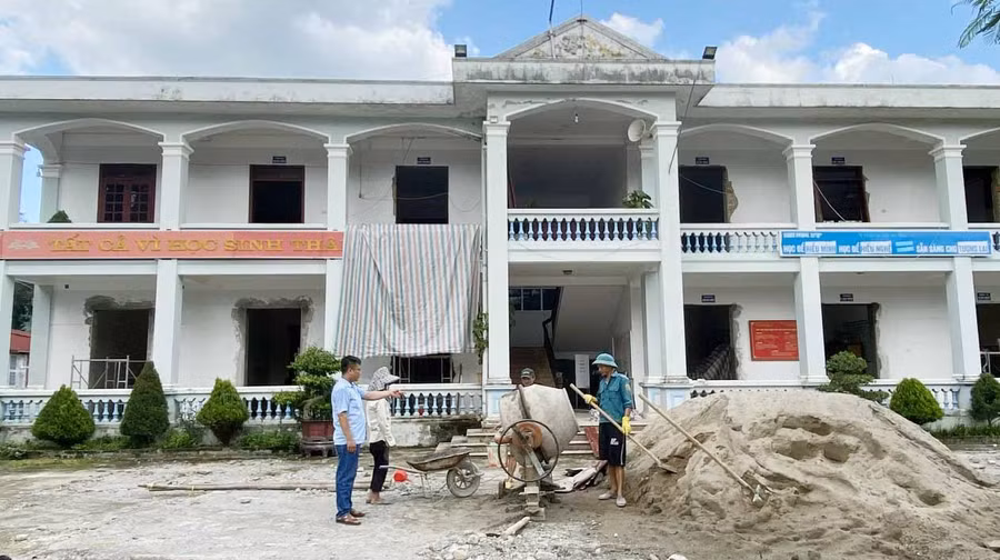 Công ty TNHH một thành viên Quang Trang đẩy nhanh tiến độ duy tu, sửa chữa cơ sở vật chất trường THCS Mường So.