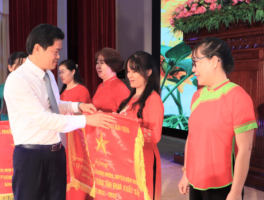 Ông Vũ Mạnh Hà, Phó Bí thư thường trực Tỉnh uỷ Lai Châu trao Cờ thi đua của UBND tỉnh cho các tập thể. Ông Vũ Mạnh Hà, Phó Bí thư thường trực Tỉnh uỷ Lai Châu trao Cờ thi đua của UBND tỉnh cho các tập thể.