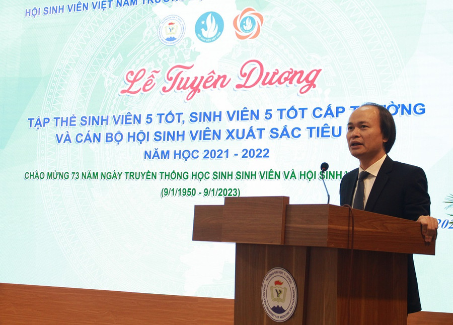 PGS.TS Nguyễn Tiến Dũng, Bí thư Đảng ủy, Hiệu trưởng trường Đại học Y - Dược phát biểu tại chương trình.