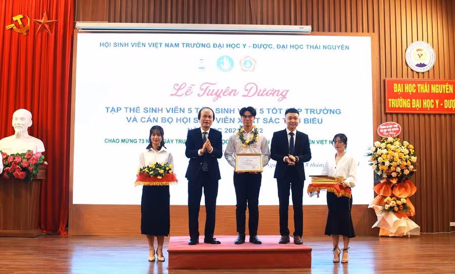 Trường Đại học Y - Dược tuyên dương ‘Sinh viên 5 tốt’ năm học 2021-2022.