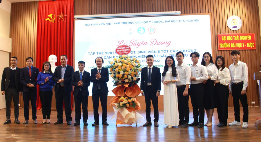 Các đại biểu tặng hoa chúc mừng Hội sinh viên trường Đại học Y - Dược.