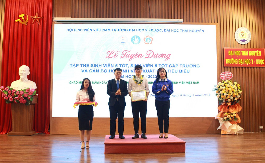 Một tập thể &quot;Sinh viên 5 tốt&quot; được tuyên dương tại chương trình.