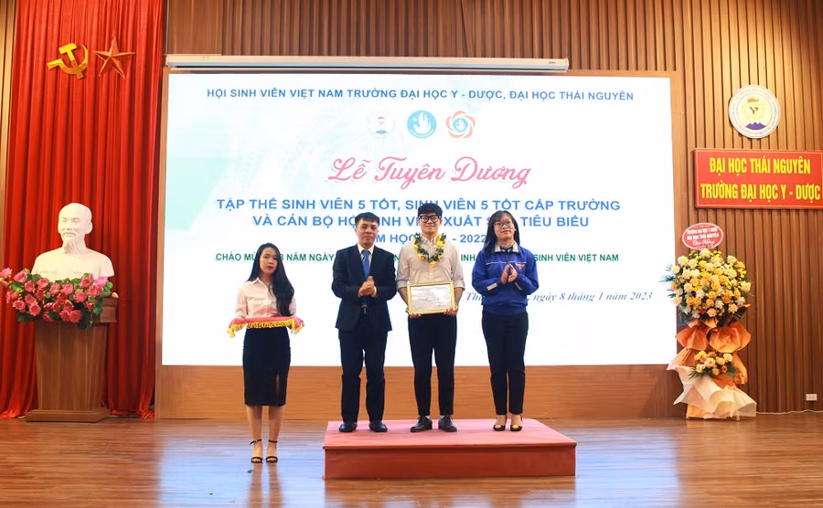 Một tập thể "Sinh viên 5 tốt" được tuyên dương tại chương trình.