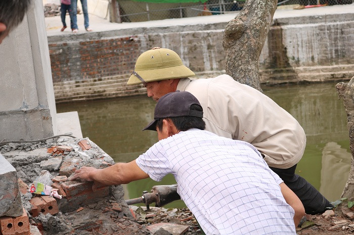 Thềm đá hai bên được hạ thấp xuống theo nguyên trạng ban đầu Thềm đá hai bên được hạ thấp xuống theo nguyên trạng ban đầu