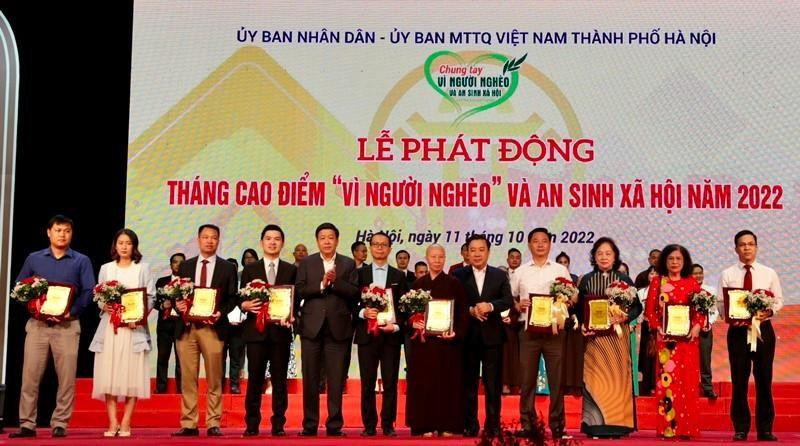 Ông Đỗ Vinh Quang, Phó Chủ tịch HĐQT Tập đoàn T&amp;T Group (thứ tư từ trái sang) được vinh danh bởi những đóng góp tích cực trong hoạt động an sinh xã hội của Thủ đô.