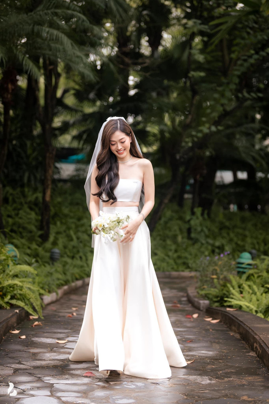 Cô quyết định giấu váy cưới đến khi đám cưới diễn ra với mong muốn tạo bất ngờ cho chú rể Bình An. Cô quyết định giấu váy cưới đến khi đám cưới diễn ra với mong muốn tạo bất ngờ cho chú rể Bình An.