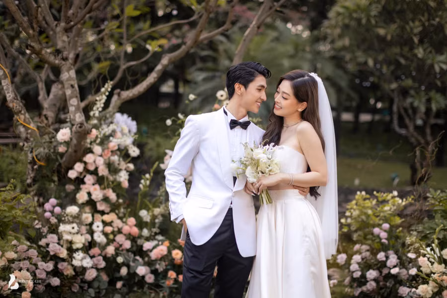 Sau kết hôn, cặp đôi sẽ về sống trong căn hộ chung cư rộng rãi, đầy đủ tiện nghi, có tông màu trắng chủ đạo.