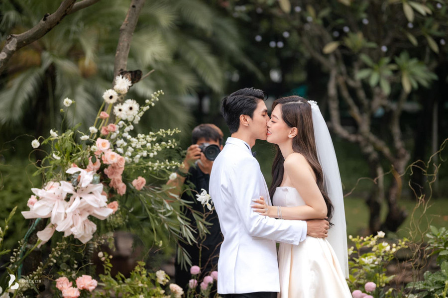 Bình An - Phương Nga hạnh phúc trong hôn lễ. Bình An - Phương Nga hạnh phúc trong hôn lễ.