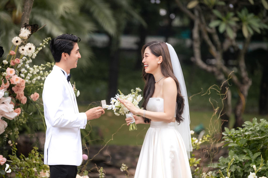 Đám cưới Bình An - Phương Nga diễn ra trong không gian ngoài trời tại một khách sạn nổi tiếng ở Hà Nội. Đám cưới Bình An - Phương Nga diễn ra trong không gian ngoài trời tại một khách sạn nổi tiếng ở Hà Nội.