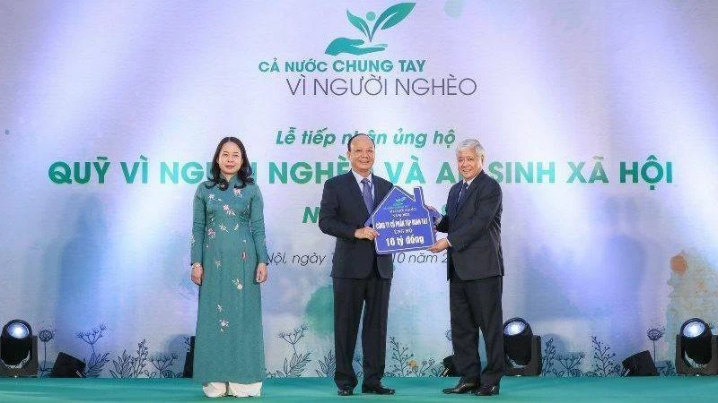 Đại diện lãnh đạo Tập đoàn T&T Group (giữa) trao tặng 10 tỷ đồng ủng hộ Quỹ “Vì người nghèo” Trung ương.