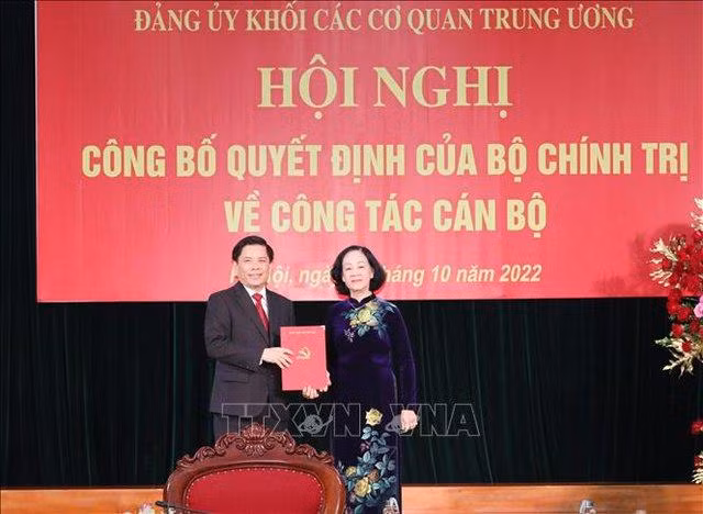 Trưởng Ban Tổ chức Trung ương Trương Thị Mai trao quyết định cho đồng chí Nguyễn Văn Thể - Ảnh: TTXVN