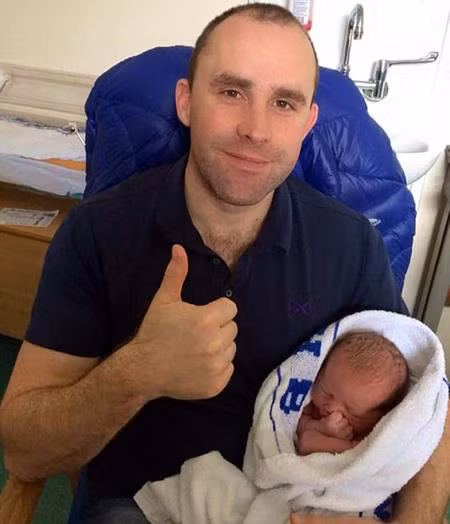 Nev hạnh phúc bế con trai Albie trong vòng tay