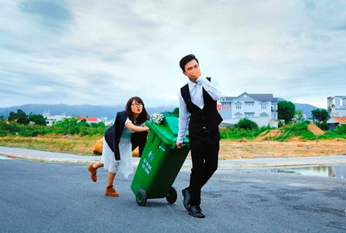 Thay vì thực hiện một bộ ảnh cưới lộng lẫy hay sang trọng, cặp đôi 9X đã táo bạo ghi cột mốc cho cuộc tình mình bằng bộ ảnh cưới bên thùng rác hết sức lạ lẫm và độc đáo. Thay vì thực hiện một bộ ảnh cưới lộng lẫy hay sang trọng, cặp đôi 9X đã táo bạo ghi cột mốc cho cuộc tình mình bằng bộ ảnh cưới bên thùng rác hết sức lạ lẫm và độc đáo.