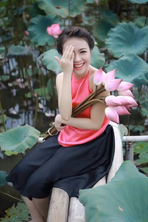 9X tài năng vừa tốt nghiệp ngành Truyền hình, trường Học viện Báo chí và Tuyên truyền. Tuy vừa mới ra trường, nhưng cô nàng thông minh và xuất sắc làm dẫn chương trình chokênh truyền hình Quốc phòng Việt Nam (QPVN).