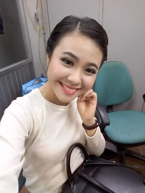 "Theo cảm nhận của cá nhân, thì gương mặt mình chỉ có nét tương đồng chị Hà thôi, nhìn kĩ cũng không giống đúc như mọi người nhận xét. Nhiều người còn nói rất giống ở nụ cười". Huyền Trang bộc bạch.