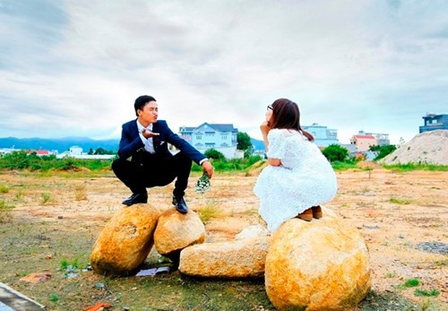 “Hãy bảo vệ môi trường, hãy bỏ rác vào thùng” là thông điệp mà cặp đôi muốn gửi tới cộng đồng thông qua bộ ảnh này. “Hãy bảo vệ môi trường, hãy bỏ rác vào thùng” là thông điệp mà cặp đôi muốn gửi tới cộng đồng thông qua bộ ảnh này.
