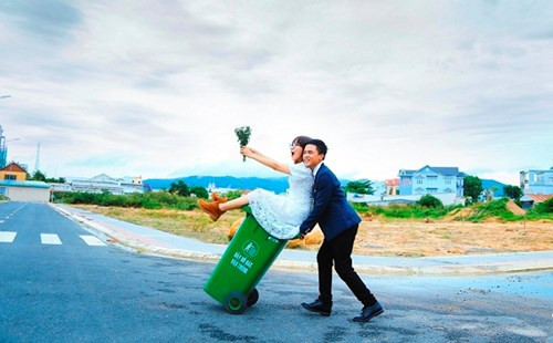 Thay vì sự dị nghị, ngại ngùng với ý tưởng của mình thì cặp đôi lại tỏ ra thích thú và đầy tự tin. Hoàng Phước bày tỏ: “Chúng mình thích ý tưởng này. Đó cũng như thể hiện quan điểm, phương châm sống của cả hai rằng: “Sống hết mình, sống bất chấp nhưng tuyệt đối không bất cần”. Thay vì sự dị nghị, ngại ngùng với ý tưởng của mình thì cặp đôi lại tỏ ra thích thú và đầy tự tin. Hoàng Phước bày tỏ: “Chúng mình thích ý tưởng này. Đó cũng như thể hiện quan điểm, phương châm sống của cả hai rằng: “Sống hết mình, sống bất chấp nhưng tuyệt đối không bất cần”.
