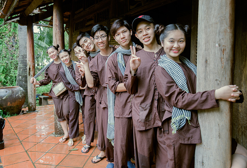 Bộ kỷ yếu “nông dân Nam bộ” nhí nhảnh của teen Sài Gòn ảnh 2 Qua bộ ảnh này, 9 người bạn thân thiết muốn lưu giữ lại những hình ảnh đáng nhớ của tuổi học trò, để rồi mai này mỗi người một nơi xa vẫn luôn có nhau bên cạnh.