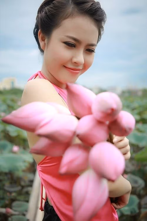 Chia sẻ về kế hoạch nhỏ trong tương lai, Trang không ngại ngần cho hay: "Mình sẽ tiếp tục rèn luyện hoàn thiện bản thân, hướng tới là một MC sắc sảo chuyên nghiệp, đồng thời tiếp tục học hỏi nhiều hơn nữa để trở thành một phóng viên giỏi với những tác phẩm báo chí để đời về sau".