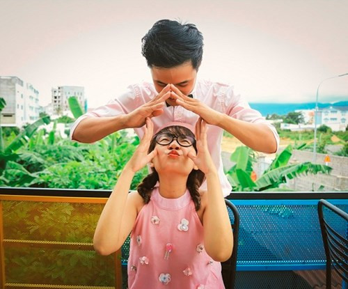 Cô cũng không giấu nổi niềm tự hào khi có người bạn trai cực kì khéo tay. “Thời học sinh tới giờ, Phước toàn thích tự tay làm đồ tặng mình thôi”. Cô cũng không giấu nổi niềm tự hào khi có người bạn trai cực kì khéo tay. “Thời học sinh tới giờ, Phước toàn thích tự tay làm đồ tặng mình thôi”.