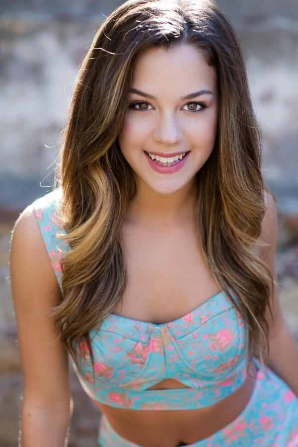 Kênh YouTube hướng dẫn nhảy của Tessa có hơn 7 triệu lượt xem. Với những fan của mạng xã hội Vine, cô cũng là gương mặt nổi tiếng với gần 1 triệu thành viên. Nu dancer 17 tuoi xinh dep nhat the gioi nam 2016 hinh anh 8