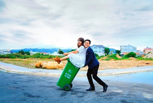 Chia sẻ về ý tưởng bộ ảnh này, bạn gái Xuân Hòa cho biết: “Cả mình và Phước luôn muốn thực hiện một cái gì thật mới và lạ, điều mà các cặp đôi chưa làm và chưa nghĩ tới. Chính vì vậy, khi mình đề xuất ý tưởng chụp ảnh cưới bên thùng rác thì Phước không một chút ái ngại mà đã đồng ý ngay. Chúng mình đến với nhau không cần những điều xa hoa, cầu kì. Vì vậy, dù có là ở nơi đâu, dù xấu với mọi người thì hai đứa cũng sẽ luôn vui vẻ, hạnh phúc bên nhau. Chia sẻ về ý tưởng bộ ảnh này, bạn gái Xuân Hòa cho biết: “Cả mình và Phước luôn muốn thực hiện một cái gì thật mới và lạ, điều mà các cặp đôi chưa làm và chưa nghĩ tới. Chính vì vậy, khi mình đề xuất ý tưởng chụp ảnh cưới bên thùng rác thì Phước không một chút ái ngại mà đã đồng ý ngay. Chúng mình đến với nhau không cần những điều xa hoa, cầu kì. Vì vậy, dù có là ở nơi đâu, dù xấu với mọi người thì hai đứa cũng sẽ luôn vui vẻ, hạnh phúc bên nhau.