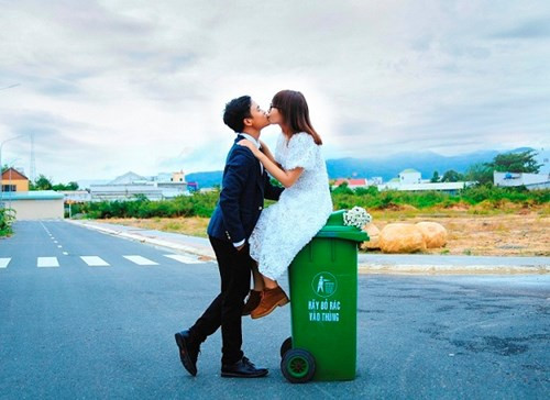 Nhiều bạn bè khen bộ ảnh của chúng mình dễ thương, lạ. Bên cạnh đó cũng có bạn trêu đùa: “Tụi mày thật kinh khủng. Cái thùng để rác mà cũng nghĩ ra được và dám chụp như thế”. Tuy nhiên, với chúng mình: “Đời chỉ có 1 lần, và mình cũng chỉ đã yêu có 1 lần thì sao lại không dám. Không có gì là không thể được”. Nhiều bạn bè khen bộ ảnh của chúng mình dễ thương, lạ. Bên cạnh đó cũng có bạn trêu đùa: “Tụi mày thật kinh khủng. Cái thùng để rác mà cũng nghĩ ra được và dám chụp như thế”. Tuy nhiên, với chúng mình: “Đời chỉ có 1 lần, và mình cũng chỉ đã yêu có 1 lần thì sao lại không dám. Không có gì là không thể được”.