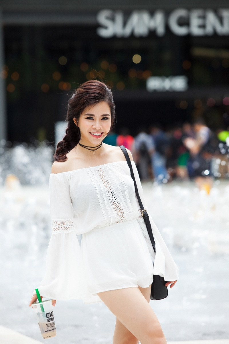 Vũ Ngọc Ánh “Kính vạn hoa” gợi ý style váy trễ vai xuống phố ảnh 8 Vũ Ngọc Ánh đeo thêm vòng cổ chocker làm điểm nhấn cho toàn bộ set áo.
