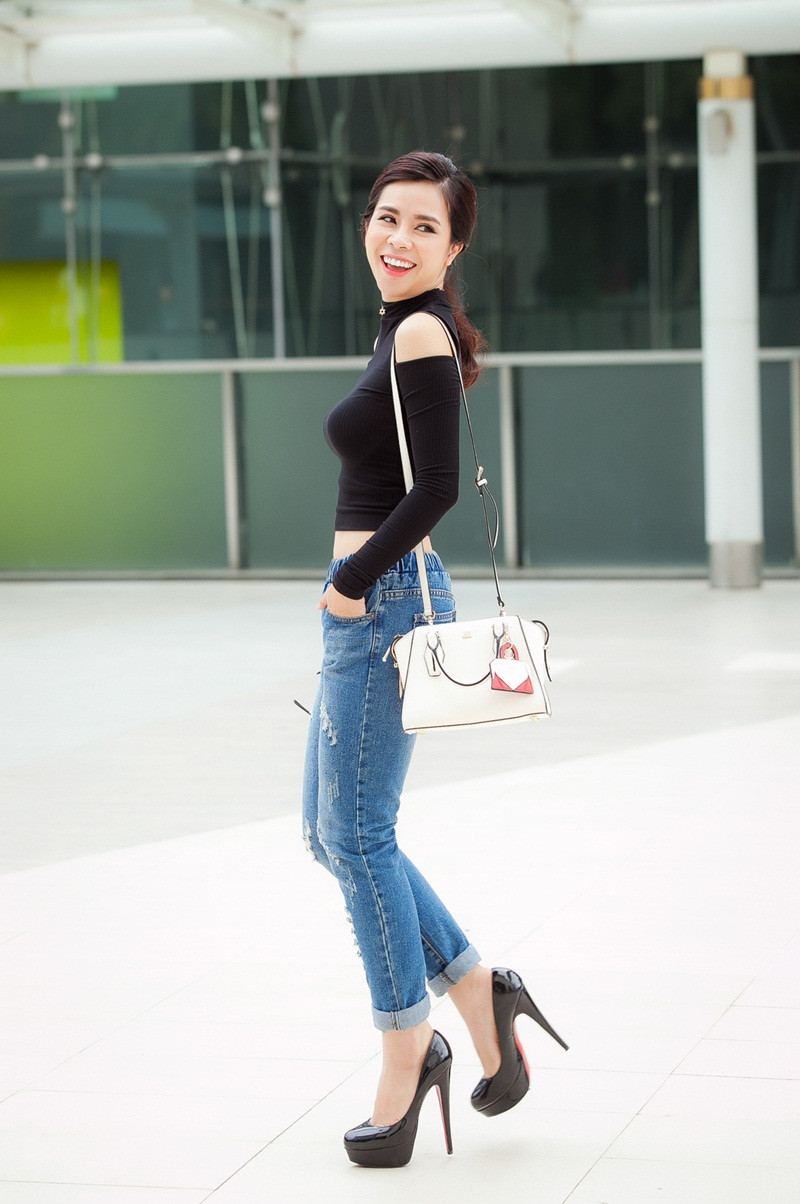 Vũ Ngọc Ánh “Kính vạn hoa” gợi ý style váy trễ vai xuống phố ảnh 12 Toàn bộ set đồ từ áo đến quần jeans đều khoe khéo nét đẹp của người phụ nữ.