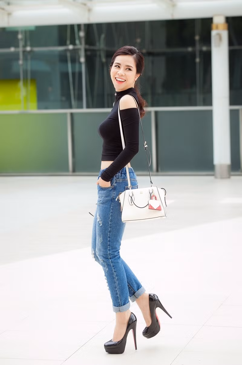 Toàn bộ set đồ từ áo đến quần jeans đều khoe khéo nét đẹp của người phụ nữ. 