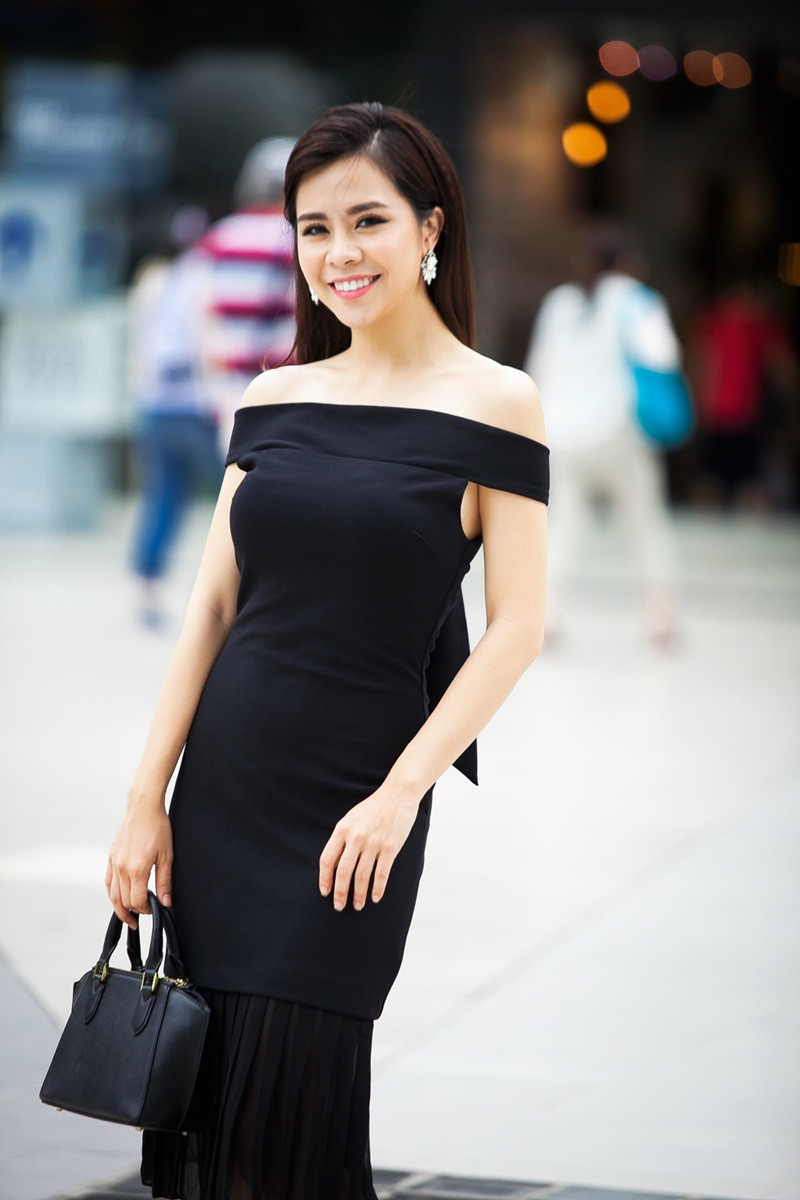 Vũ Ngọc Ánh “Kính vạn hoa” gợi ý style váy trễ vai xuống phố ảnh 1 Mẫu váy đen basic giúp tôn lên làn da trắng mịn cho Vũ Ngọc Ánh.