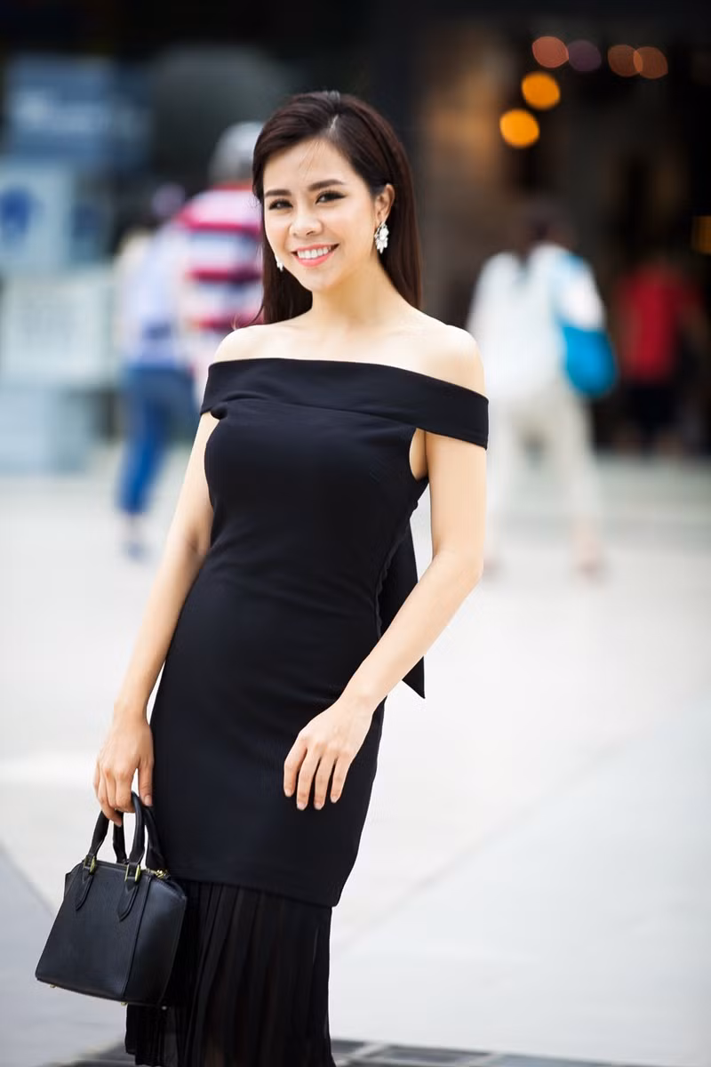 Mẫu váy đen basic giúp tôn lên làn da trắng mịn cho Vũ Ngọc Ánh.