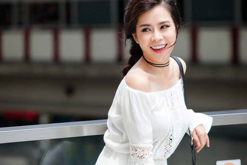 Vũ Ngọc Ánh “Kính vạn hoa” gợi ý style váy trễ vai xuống phố ảnh 7 Chiếc váy ren trễ vai giúp người mặc tôn lên sự nữ tính.