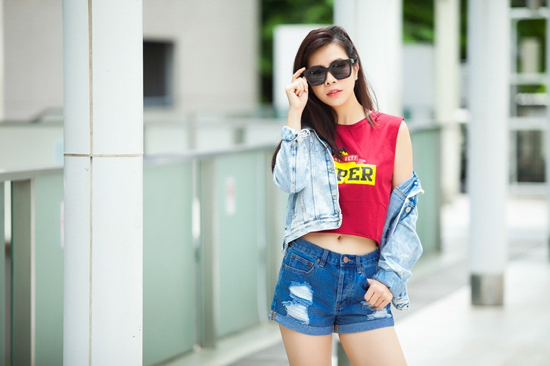 Vũ Ngọc Ánh “Kính vạn hoa” gợi ý style váy trễ vai xuống phố ảnh 5 Cô nàng phối áo khoác denim mix cùng áo thun và mặc với quần jeans.