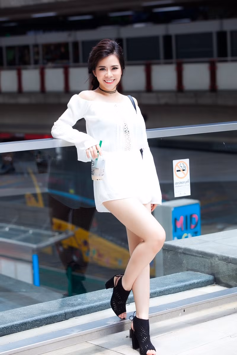 Vũ Ngọc Ánh “Kính vạn hoa” gợi ý style váy trễ vai xuống phố ảnh 10