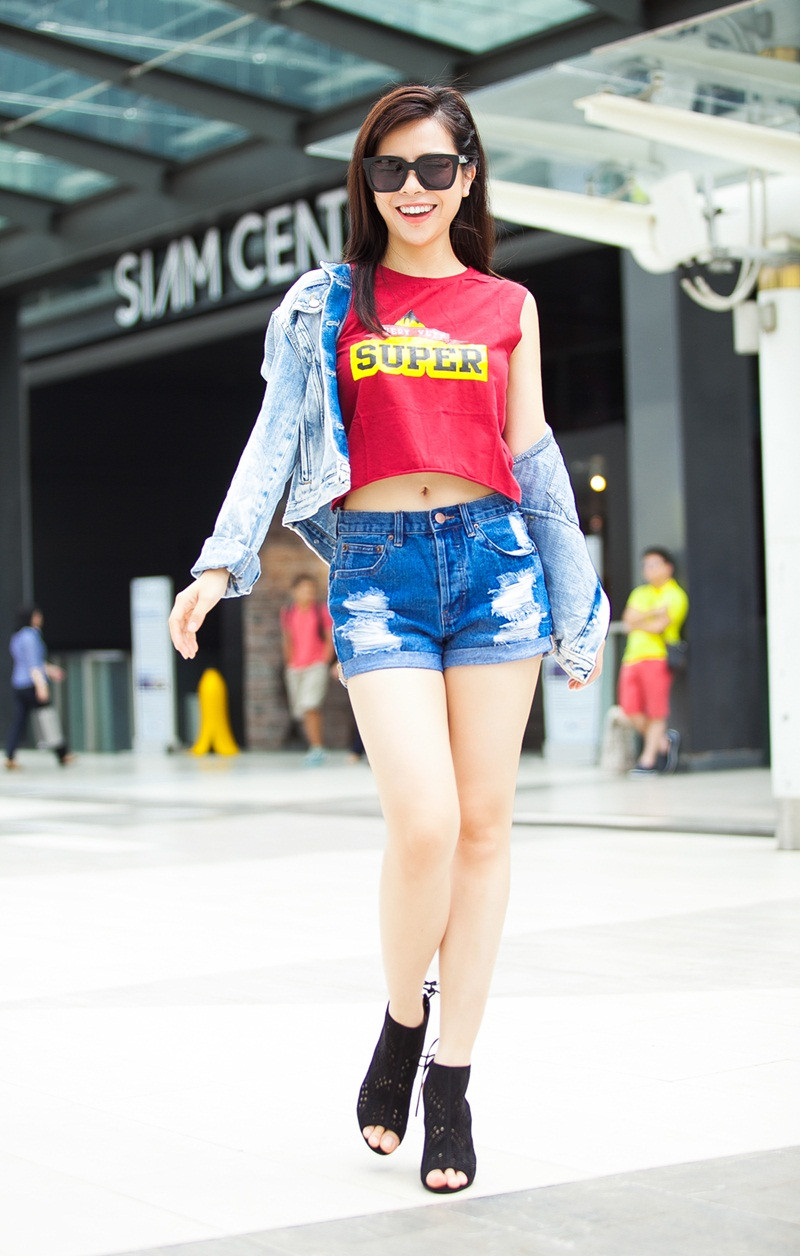 Vũ Ngọc Ánh “Kính vạn hoa” gợi ý style váy trễ vai xuống phố ảnh 4 Trang phục jeans chưa bao giờ hết hot.