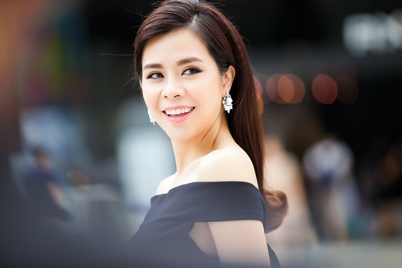 Vũ Ngọc Ánh “Kính vạn hoa” gợi ý style váy trễ vai xuống phố ảnh 2 Cô tiếp tục lăng xê trào lưu váy trễ vai đang hot nhất mùa hè 2016.