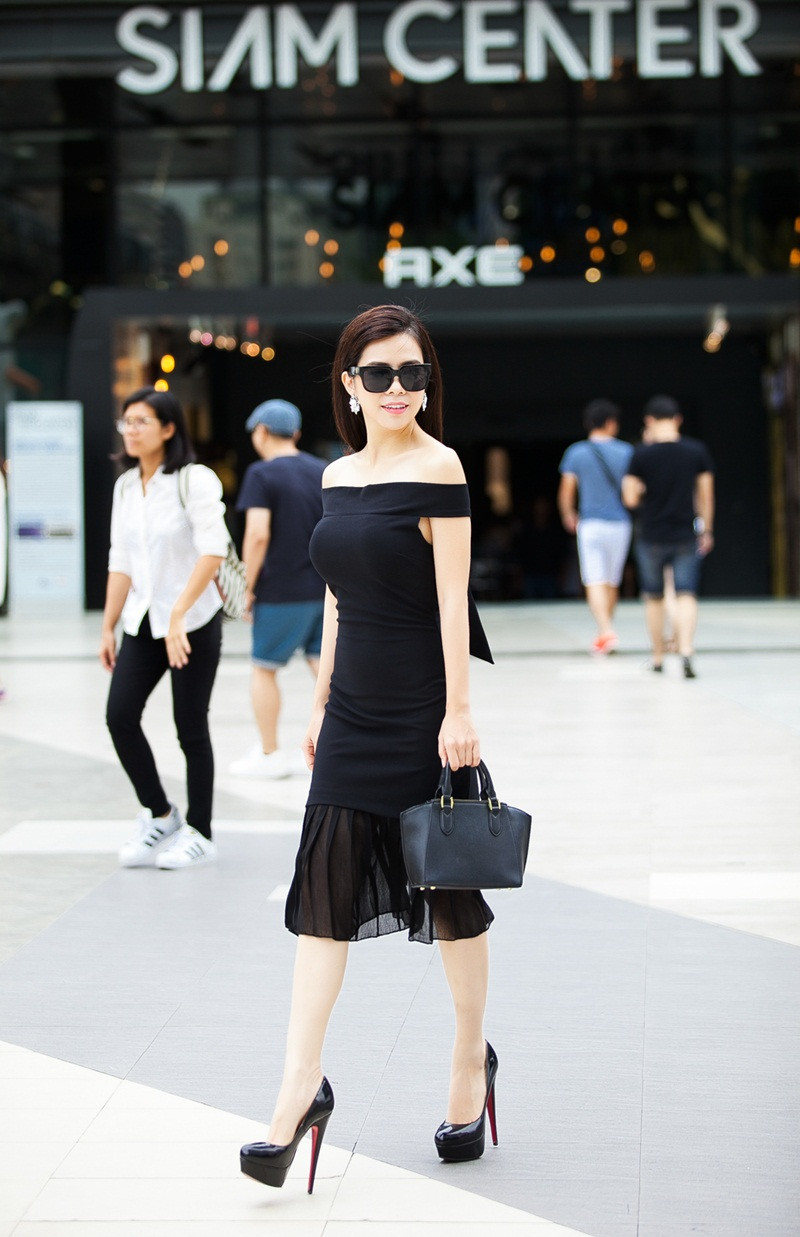 Vũ Ngọc Ánh “Kính vạn hoa” gợi ý style váy trễ vai xuống phố ảnh 3 Người đẹp khéo léo sử dụng túi xách, mắt kính và giầy đồng tông màu để tăng sự sang trọng. Đây cũng là cách phối trang phục Vũ Ngọc Ánh thường áp dụng trong những buổi làm MC cho các event giải trí.