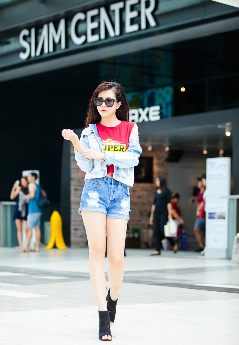 Vũ Ngọc Ánh “Kính vạn hoa” gợi ý style váy trễ vai xuống phố ảnh 6 Bộ cánh mang đến sự năng động nhưng không kém phần gợi cảm cho những cô nàng cá tính.