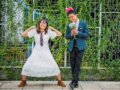Kể lại tình yêu ngọt ngào, bền chặt của mình Xuân Hòa nhớ như in trong đầu kỉ niệm ngày ấy: “Năm mình học lớp 10, chúng mình mỗi đứa 1 trường. Học xa nhà, lại ở trọ, cảm giác mình lúc đó hụt hẫng lắm. Hôm đó sinh nhật mình, vì là ngày trong tuần nên Phước không về nhà được. Ban đầu mình dự tính là chắc để cuối tuần được về thì 2 đứa sẽ ăn sinh nhật luôn. Đến buổi tối, ngày sinh nhật thì mình bất ngờ kinh khủng. Khi đó, mình đang buồn vì không gặp được bạn trai, song thật ngạc nhiên, Phước đã đạp xe đạp hơn 30 km từ chỗ bạn ấy học ở trọ xuống sinh nhật mình. Đang hụt hẫng và tự nhiên thấy bạn trai xuất hiện, mình mừng và đã khóc luôn”. Kể lại tình yêu ngọt ngào, bền chặt của mình Xuân Hòa nhớ như in trong đầu kỉ niệm ngày ấy: “Năm mình học lớp 10, chúng mình mỗi đứa 1 trường. Học xa nhà, lại ở trọ, cảm giác mình lúc đó hụt hẫng lắm. Hôm đó sinh nhật mình, vì là ngày trong tuần nên Phước không về nhà được. Ban đầu mình dự tính là chắc để cuối tuần được về thì 2 đứa sẽ ăn sinh nhật luôn. Đến buổi tối, ngày sinh nhật thì mình bất ngờ kinh khủng. Khi đó, mình đang buồn vì không gặp được bạn trai, song thật ngạc nhiên, Phước đã đạp xe đạp hơn 30 km từ chỗ bạn ấy học ở trọ xuống sinh nhật mình. Đang hụt hẫng và tự nhiên thấy bạn trai xuất hiện, mình mừng và đã khóc luôn”.